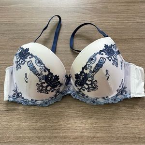 Woman’s White/Blue Bra Size 38C Very Comfortable Excellent Condition